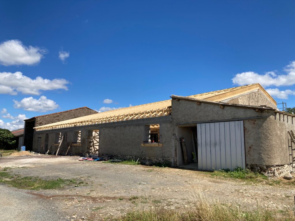 Transformation d'un bâtiment agricole en maison d'habitation à Tillières Atelier Stéphane Aiello architecte à Clisson