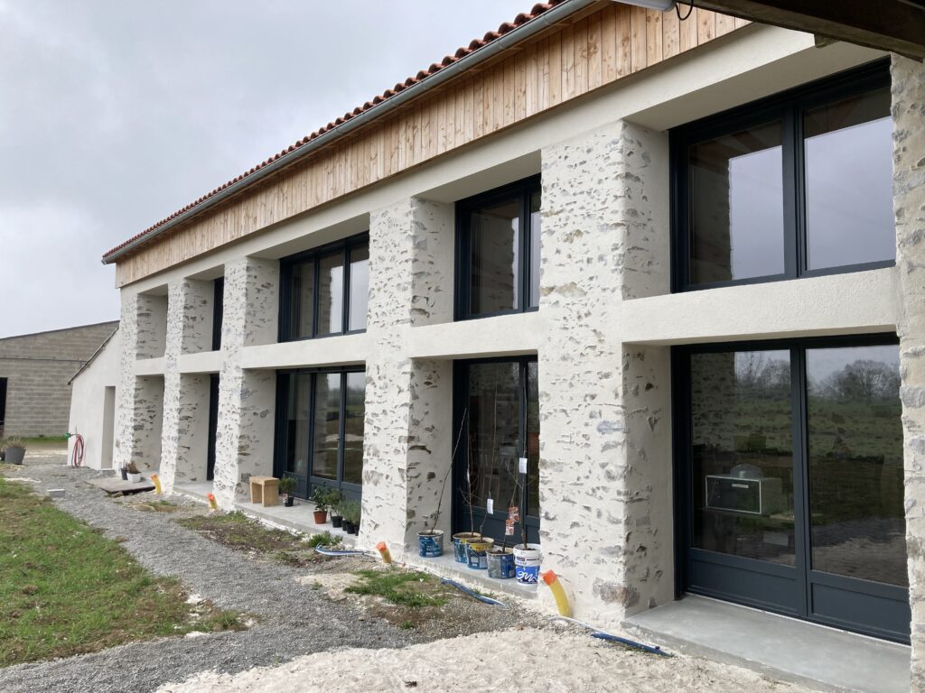 Transformation d'un bâtiment agricole en maison individuelle à Tillières ATELIER STÉPHANE AIELLO architecte à Clisson