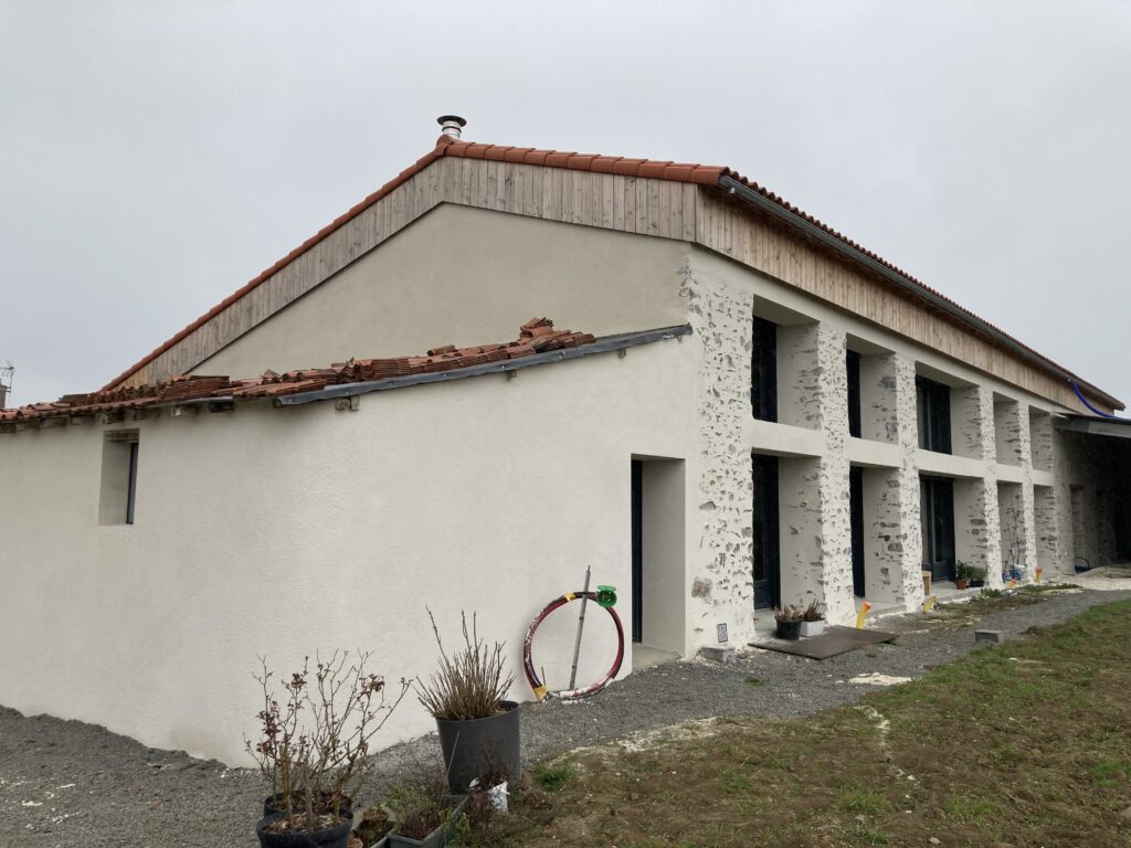 Transformation d'un bâtiment agricole en maison individuelle ATELIER STÉPHANE AIELLO architecte à Clisson